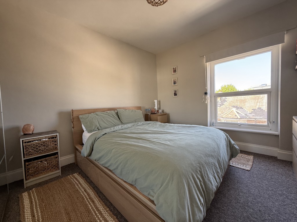 Lot: 73 - FREEHOLD RESIDENTIAL INVESTMENT ARRANGED AS TWO FLATS - Top floor flat bedroom